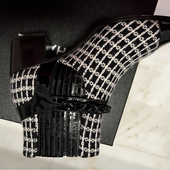 New auth Chanel ankle boots. Worn once! tweed!! Chanel chain. S/9, fits like 8.5 - Picture 6 of 8